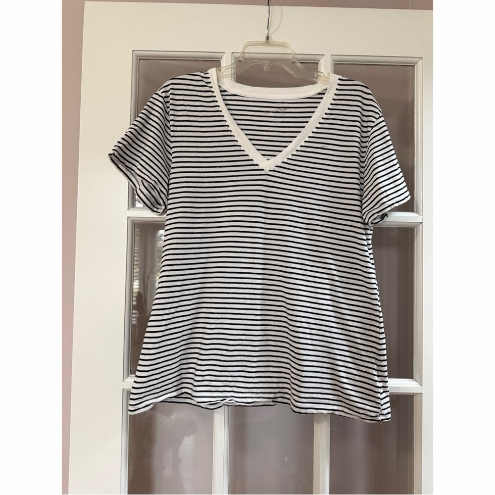 Universal Thread Black & White Striped Short Sleeve V-Neck T-Shirt